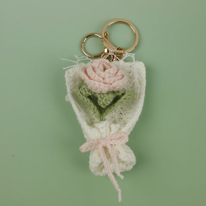 Charm de flor artesanal tejido en crochet
