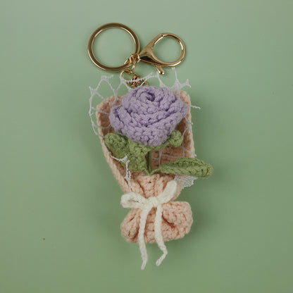 Charm de flor artesanal tejido en crochet