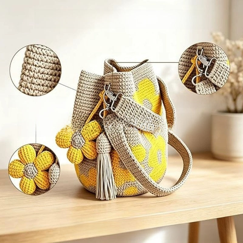 Bolso de mano con flor y borlón