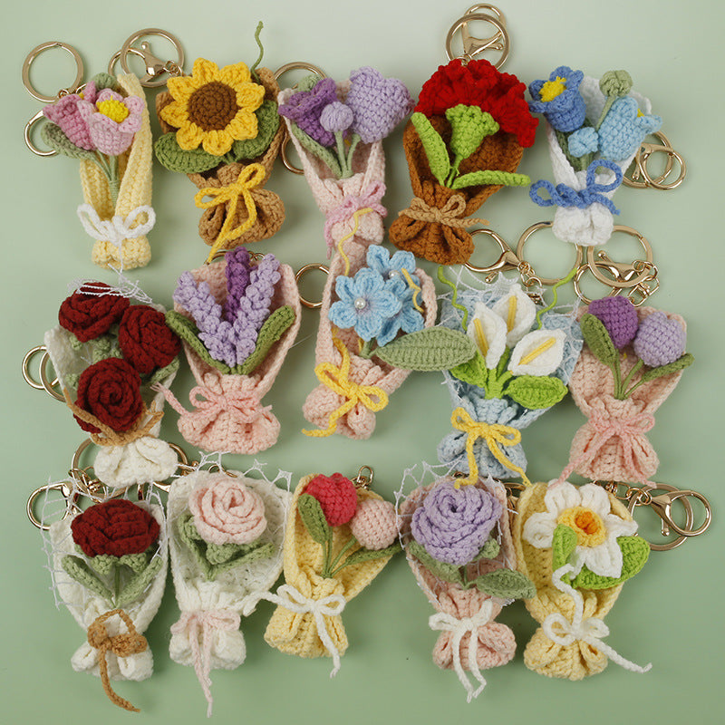Charm de flor artesanal tejido en crochet