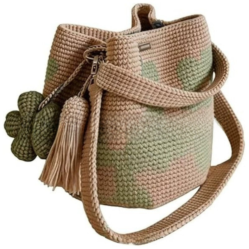 Bolso de mano con flor y borlón